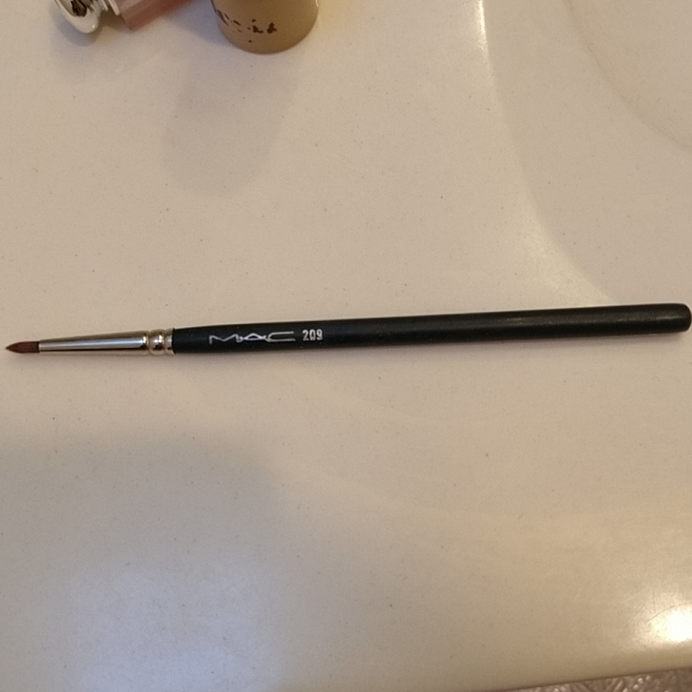MAC 209 brush